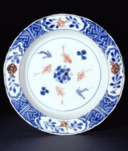 Máz alatti kék színű tányér rézvörös árnyalatokkal, késő Ming-dinasztia, 1630 körül (porcelán)